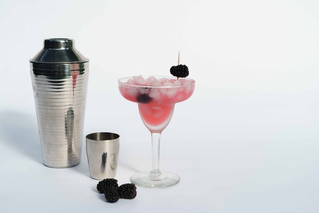 Cocktail shaker with cocktail